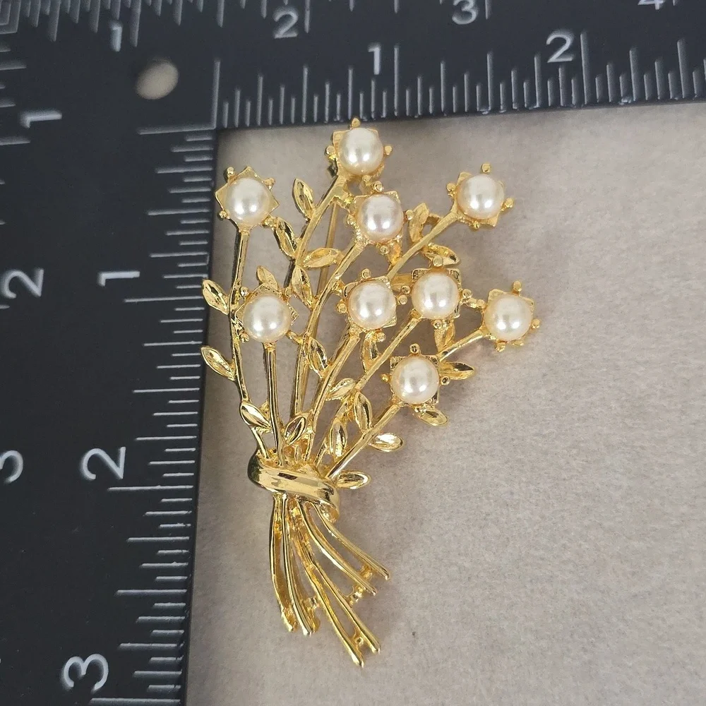 Gold Bouquet Broch Pin with Pearls